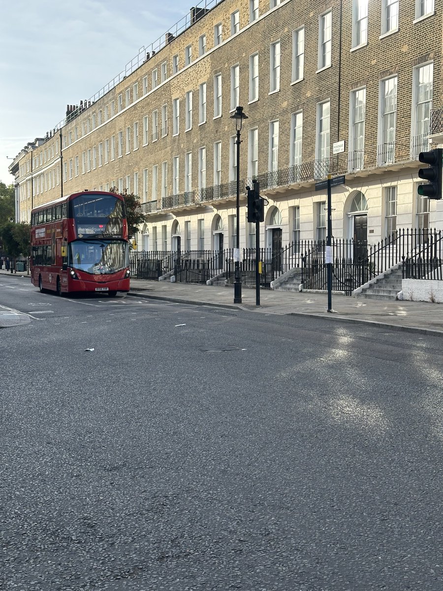 shi17_na's tweet photo. UK4日目①

この日朝はまず、ロンドンを歩いてトッテナム・コート・ロード駅へ。大英博物館の前を通り、本物だ！と外観の写真だけパシャリ。そこからパディントン駅に向かうまでは順調だったけど、パディントンに着いたら予約してた列車がなんとギリギリでキャンセルになって慌てた😂

#sheena_UK旅 https://t.co/sjK8HQ8FiB