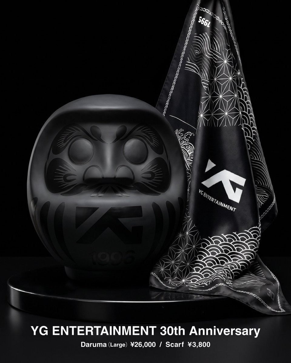 YGJAPANofficial's tweet photo. [📢]

𖥔.🖤┈┈┈┈┈┈┈┈┈
𝗬𝗚 𝗘𝗡𝗧𝗘𝗥𝗧𝗔𝗜𝗡𝗠𝗘𝗡𝗧
𝟯𝟬𝘁𝗵 𝗔𝗻𝗻𝗶𝘃𝗲𝗿𝘀𝗮𝗿𝘆
┈┈┈┈┈┈┈┈┈🌐⟡.·

YG30th NEW GOODS✨

YG30周年を記念して、日本らしい新アイテムが登場しております🌸

✦ だるま（小・大）
✦ だるまアクリルキーホルダー（全7種／ランダム）
✦ スカーフ
✦ グラス

ぜひチェックしてみてくださいね🖤
https://t.co/jLXXaRAlYe

#YG30thAnniversary #YG30th_TokyoPopUp