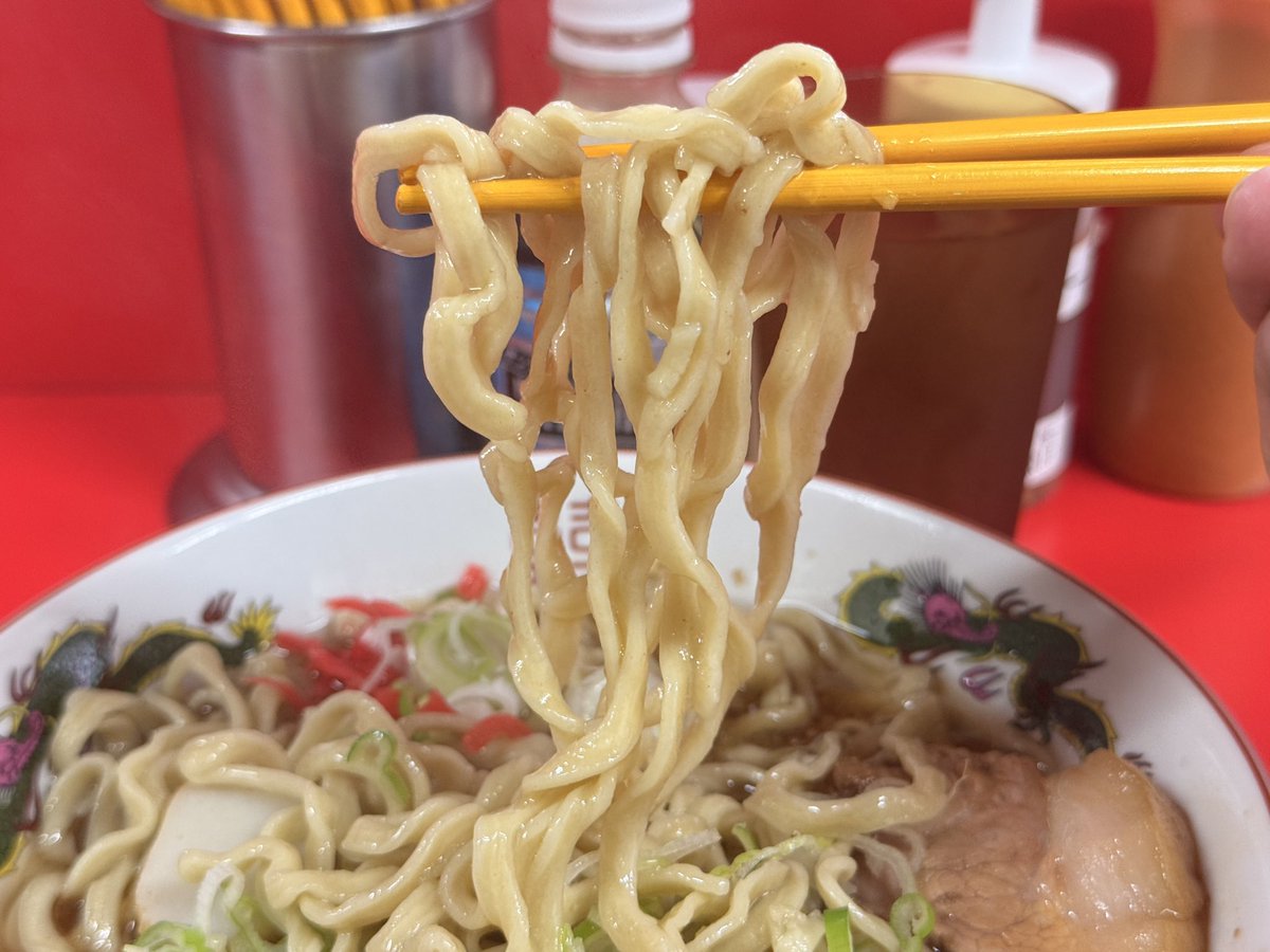 ramen_kuro_uron's tweet photo. ラーメン二郎沖縄店

2度目の沖縄二郎訪問。
今度は沖縄そばを注文してみた。
茹で時間の関係なのか、同じロットの中で最初にコールが来たので、「ニンニク」でお願いした。

見た目の通りで完全に沖縄そば。普通のラーメンとスープは別なのか判らないが、強烈な醤油感はなく、本当に沖縄そばの味。野菜の盛りも無いので軽く食べられる。これなら連食2杯行けそうな気がする。
メチャクチャ美味かった！また食べてみた！

#ラーメン
#ラーメン二郎
#ラーメン二郎沖縄店
#沖縄そば
#沖縄県
#那覇市
#麺そーれ