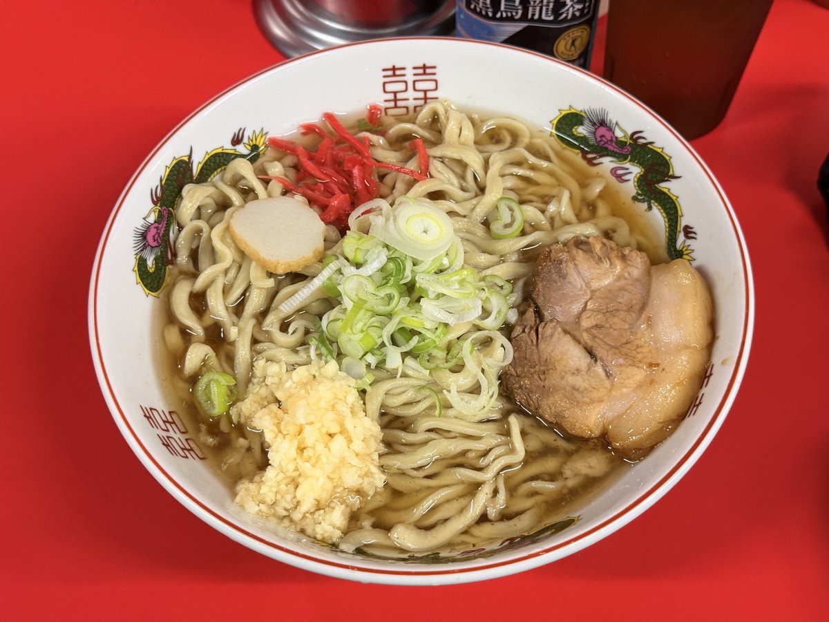ramen_kuro_uron's tweet photo. ラーメン二郎沖縄店

2度目の沖縄二郎訪問。
今度は沖縄そばを注文してみた。
茹で時間の関係なのか、同じロットの中で最初にコールが来たので、「ニンニク」でお願いした。

見た目の通りで完全に沖縄そば。普通のラーメンとスープは別なのか判らないが、強烈な醤油感はなく、本当に沖縄そばの味。野菜の盛りも無いので軽く食べられる。これなら連食2杯行けそうな気がする。
メチャクチャ美味かった！また食べてみた！

#ラーメン
#ラーメン二郎
#ラーメン二郎沖縄店
#沖縄そば
#沖縄県
#那覇市
#麺そーれ