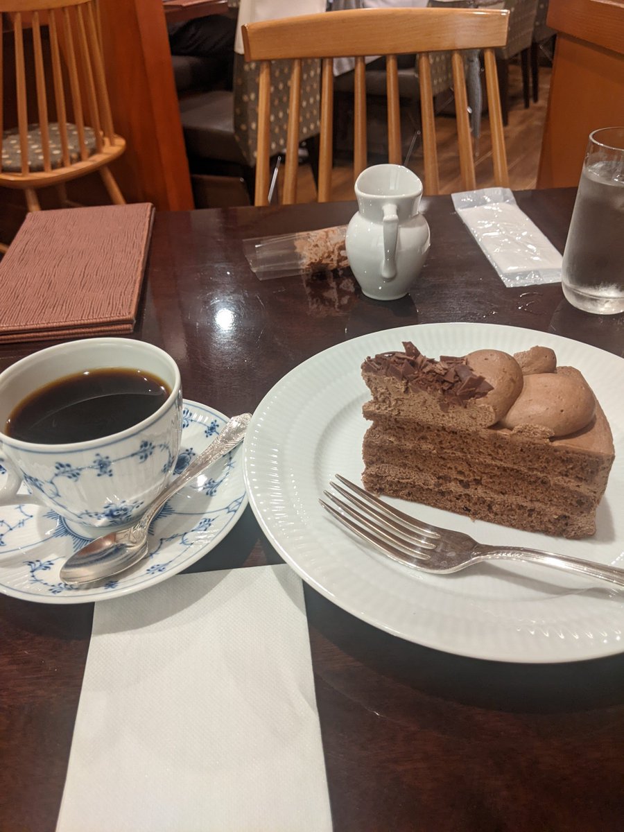Kinsan4367's tweet photo. 椿屋珈琲店のコーヒーとミルクチョコレートケーキです。ティータイムに過ごすのは最高です! https://t.co/3T1B6Z8Ord