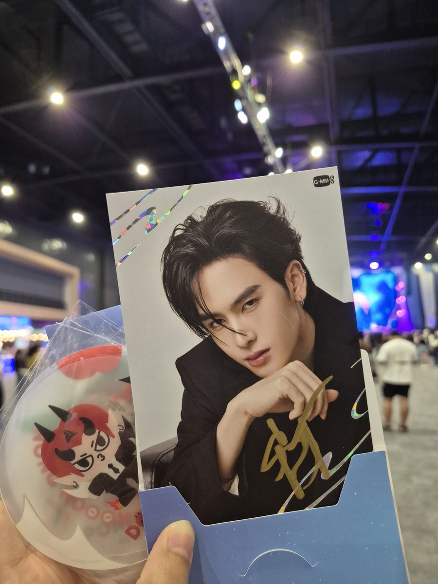 97YG_XCVII's tweet photo. กรี๊ดดดดดดดดดด เปิดมาใบแรกพ่มได้ไซนสุดหล่ออออ ฮืออ���~🥹🤟🤍
#GMMTVFANIVAL2026HappyFamily
#Santapp https://t.co/ODHJ4EiUX9