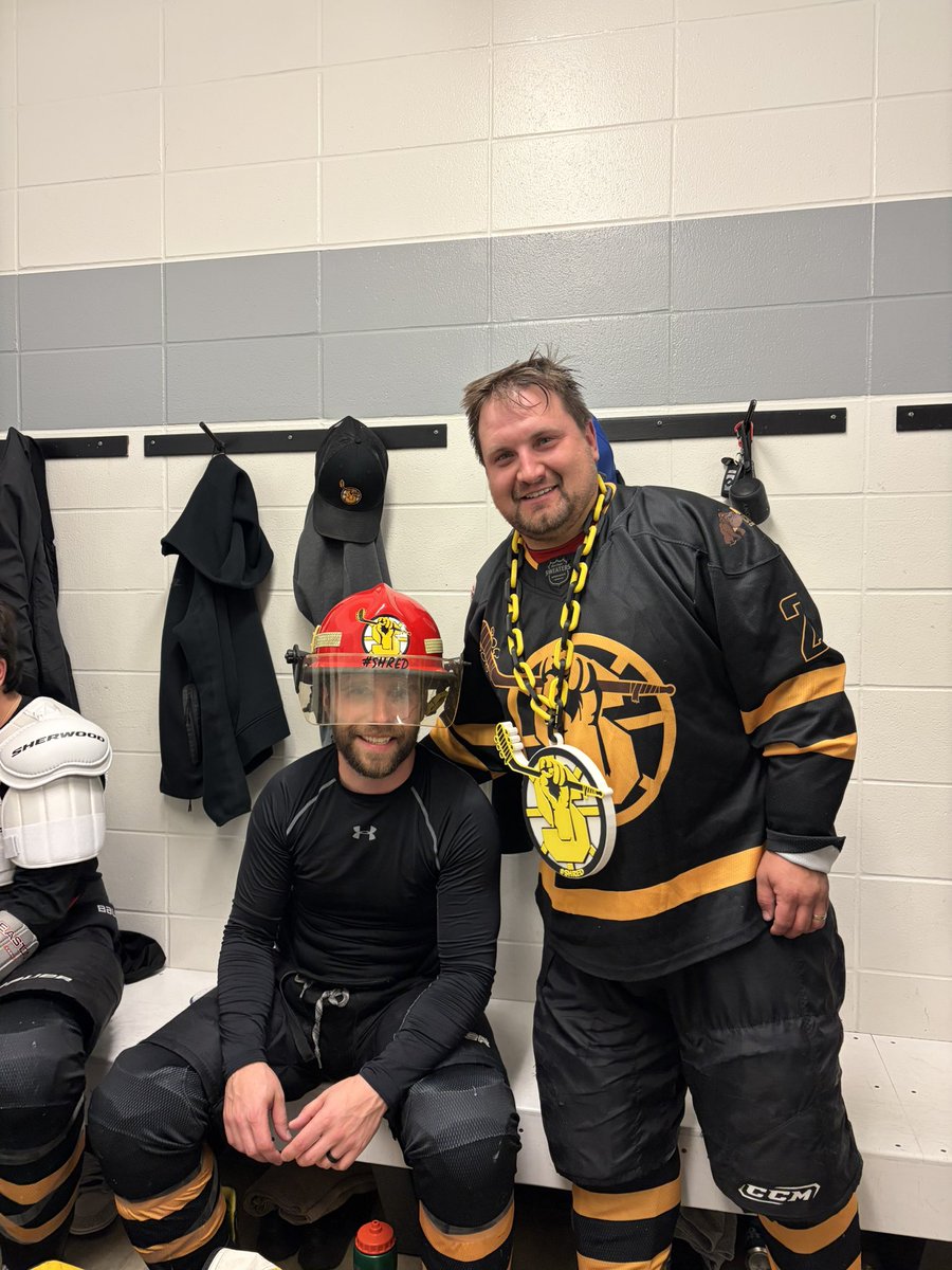 Shredders_CCRHL's tweet photo. Double shiftin, winning draws, 1 assist and a solid 200 ft game wins Matty McLintock the SOG. With 2 goals and an apple, @jaystrate2 is your DAWG. #shred https://t.co/oBDMME4LBZ