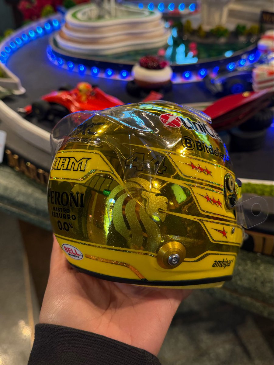vanessaa44_'s tweet photo. HOLY **** BLEEP BLEEP. Lewis Hamilton 2025 Singapore Special Helmet.

Credits: @Alonslow https://t.co/cmtI1SgAmN