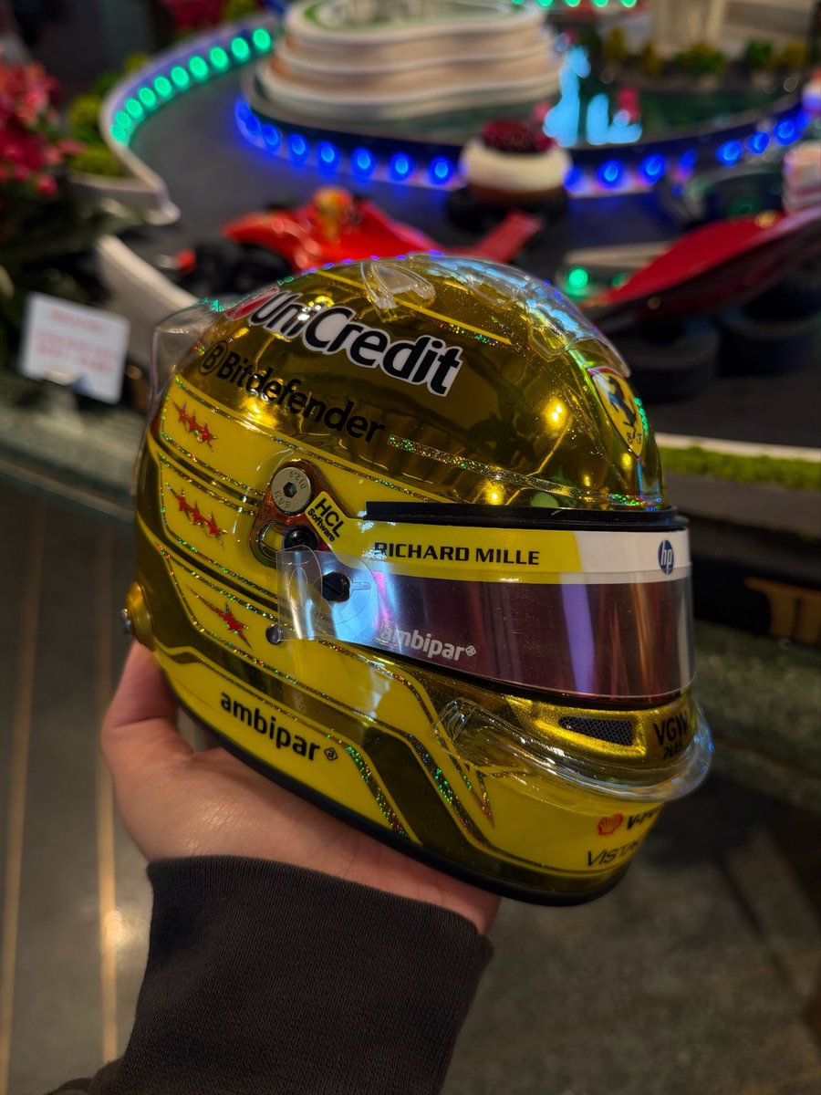 vanessaa44_'s tweet photo. HOLY **** BLEEP BLEEP. Lewis Hamilton 2025 Singapore Special Helmet.

Credits: @Alonslow https://t.co/cmtI1SgAmN