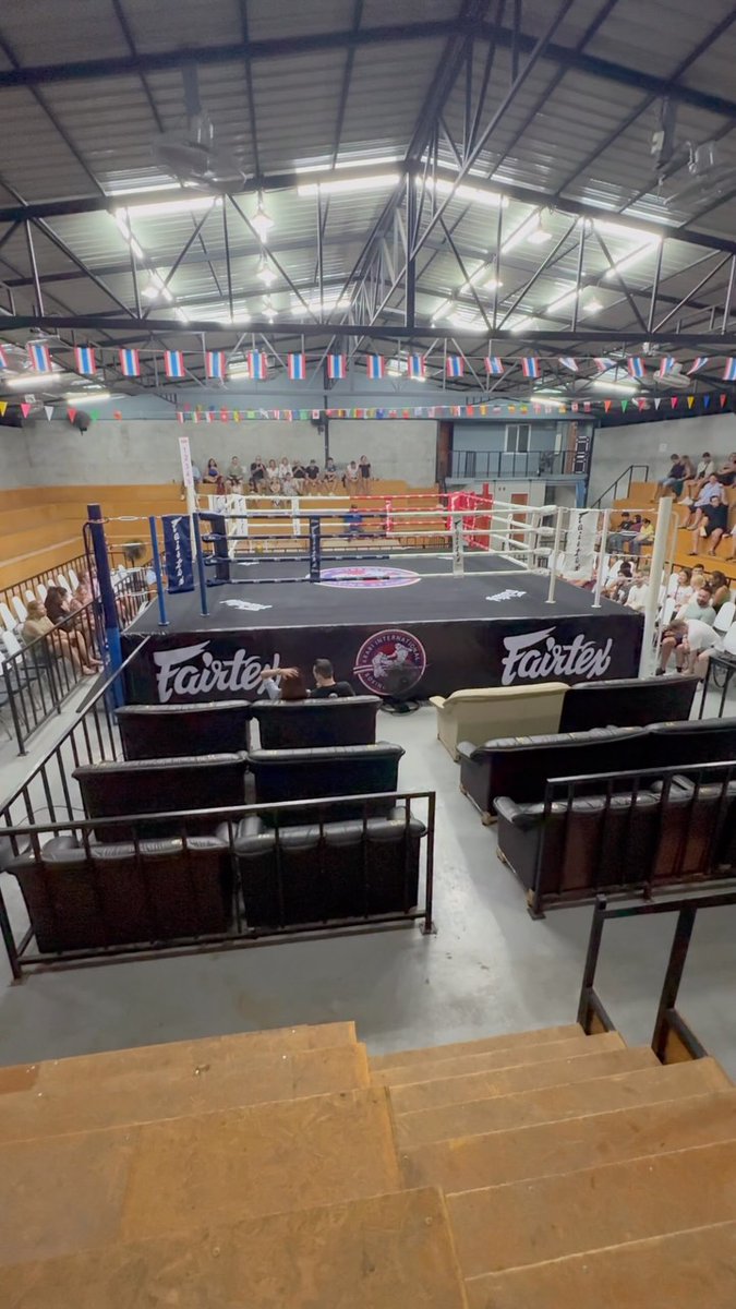 tugba_yiit's tweet photo. Au Krabi International Boxing Stadium, la tension monte avant le premier round. Ring, projecteurs, gradins qui se remplissent: le Muay Thaï en Thaïlande, c’est bien plus qu’un sport, c’est un rituel. https://t.co/klZUUN5vaw