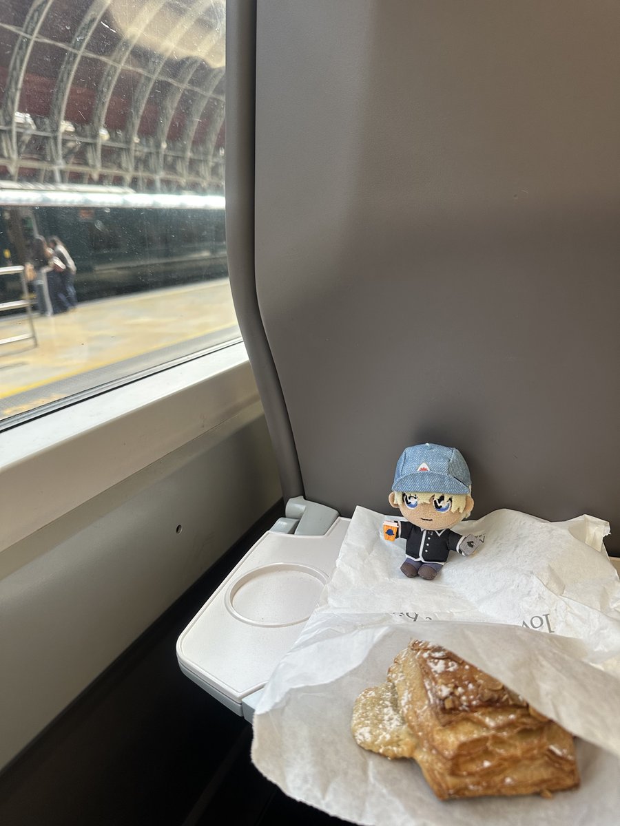shi17_na's tweet photo. UK4日目②

列車はオフピークのチケットを予約したので、他の時間の列車に簡単に振り替えられ、無事に乗れました！座席予約はしてない時間帯だったけど、誰も予約されてない席をすぐ見つけられて、座れたのでよかったです。そして、この日の目的地のオックスフォードへ向かいました。

#sheena_UK旅 https://t.co/NmDnu8JPNw