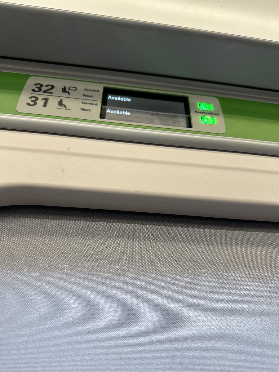 shi17_na's tweet photo. UK4日目②

列車はオフピークのチケットを予約したので、他の時間の列車に簡単に振り替えられ、無事に乗れました！座席予約はしてない時間帯だったけど、誰も予約されてない席をすぐ見つけられて、座れたのでよかったです。そして、この日の目的地のオックスフォードへ向かいました。

#sheena_UK旅 https://t.co/NmDnu8JPNw