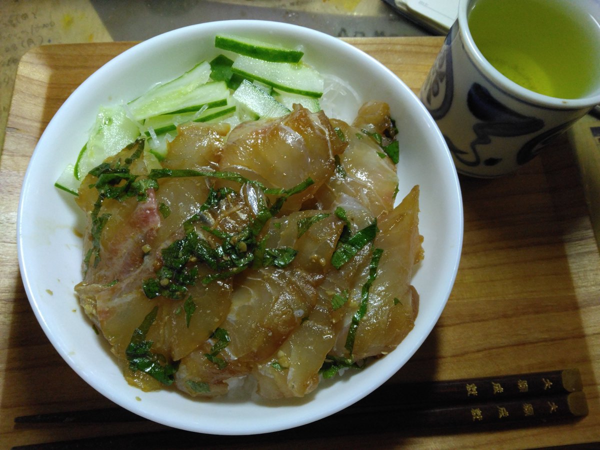 taresaint's tweet photo. 昨日閉店間際のスーパーで半額になってた真鯛のお刺身。
夜まで保たないかも!?と屁理屈でお昼ご飯に贅沢しちゃう😋 https://t.co/ODYyPuQnHt