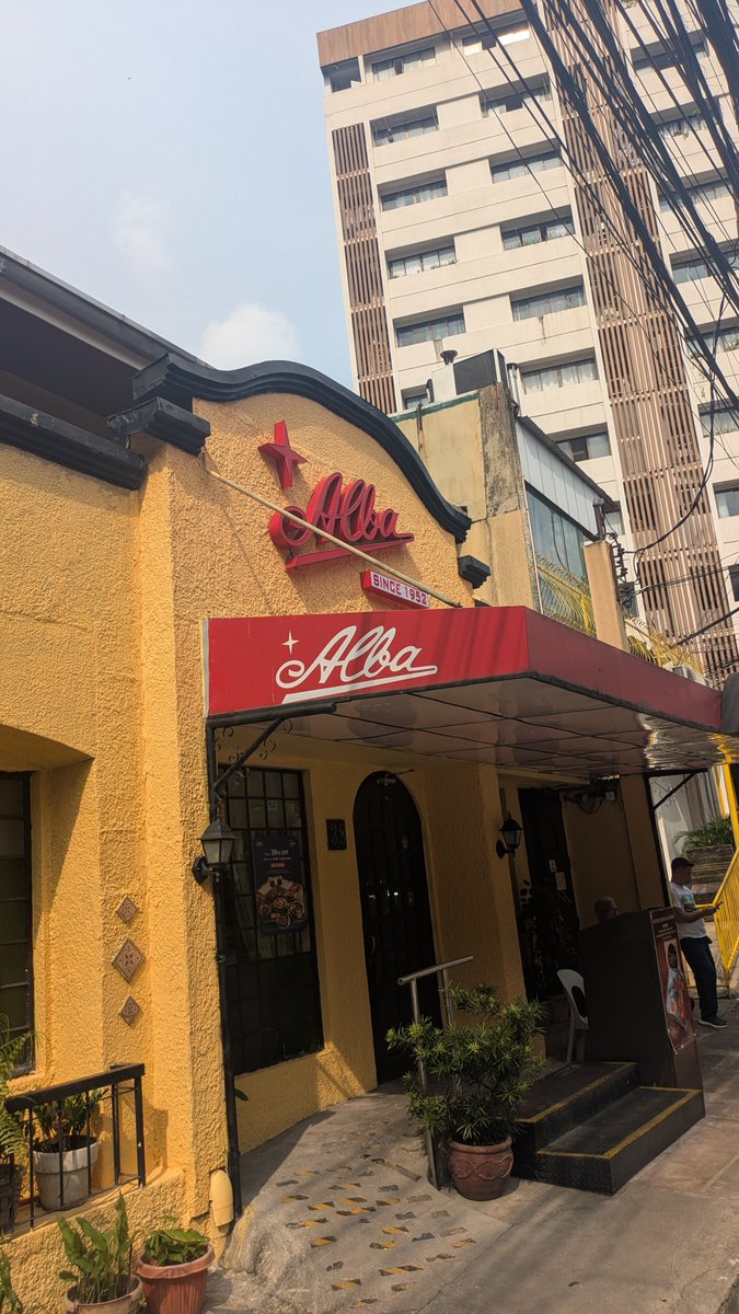 Taroh1975's tweet photo. マカティ到着しました。
さっそく「イカ墨パエリアが絶品」と噂の有名店へ！
​一口食べた瞬間に濃厚な旨味が広がってめちゃくちゃ美味しかった…
…のですが、ビッグサイズで惜しくも完食ならず💦
​味は文句なしの満点です。
大満足のランチでした🦑 https://t.co/8VIyuE4czX