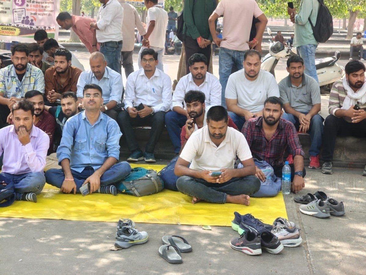 RajatpandeyJF's tweet photo. UPSSSC वेटिंग लिस्ट और JE 4612 की लटकी वेकेंसी को लेकर लखनऊ में प्रोटेस्ट 

लखनऊ से 2 तस्वीरे हैं. एक ईको गार्डन और दूसरी UPSSSC के दफ्तर के बाहर की. बीते लंबे वक़्त से छात्र वेटिंग लिस्ट की माँग कर रहे. वहीं दूसरी ओर छात्र UPSSSC JE 4612 की लटकी वेकेंसी को पूरी कराने की बात कर रहे.

UPSSSC JE 4612 भर्ती आये 3 साल होने को है अभी तक भर्ती अधर में लटकी हुई है. छात्र जल्द से जल्द DV RESULT जारी करने की मांग कर रहे.
#upsssc #waitinglist #je4612