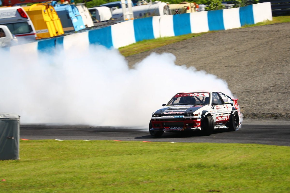 zegrace86's tweet photo. FDJ2、トラブル続きの苦しいシーズンでしたが、最後の最後で気持ち良く運転さ��てあげる事が出来ました。

最初からこの状態で走らせてたら……とタラレバが出ちゃいますが、AE86はまだまだイケる！とドライバーの腕も証明できたのでホッとしています。

AE86ナックルもまだまだ戦えます！
こんな走りを目指したい方！ぜひヨロシクです～！