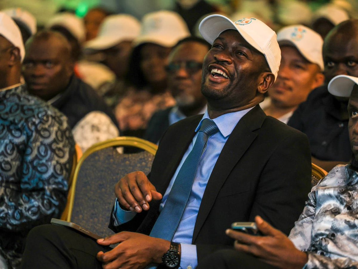 OwinoMichael_'s tweet photo. Kenyan President.   S A president https://t.co/pwBabKOMeR