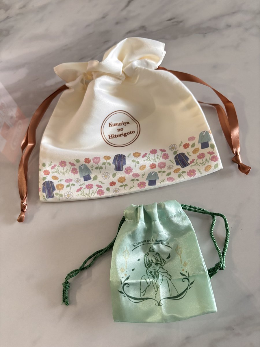 ci28100's tweet photo. マツキヨで薬屋の巾着付きの目薬発見（＾ω＾）ほいほい買うよねw
小さめの巾着で百均のプチ巾着より小さいサイズ感！裏は壬氏さまの絵柄なのね🌙
めぐりズムは愛用してて在庫あるから迷ったけど、ずっと残ってたし巾着目当てで（＾ω＾）医療機器のほうは初めてだけど持続時間以外はなにか違うのかな。 https://t.co/WbjwHatPJm