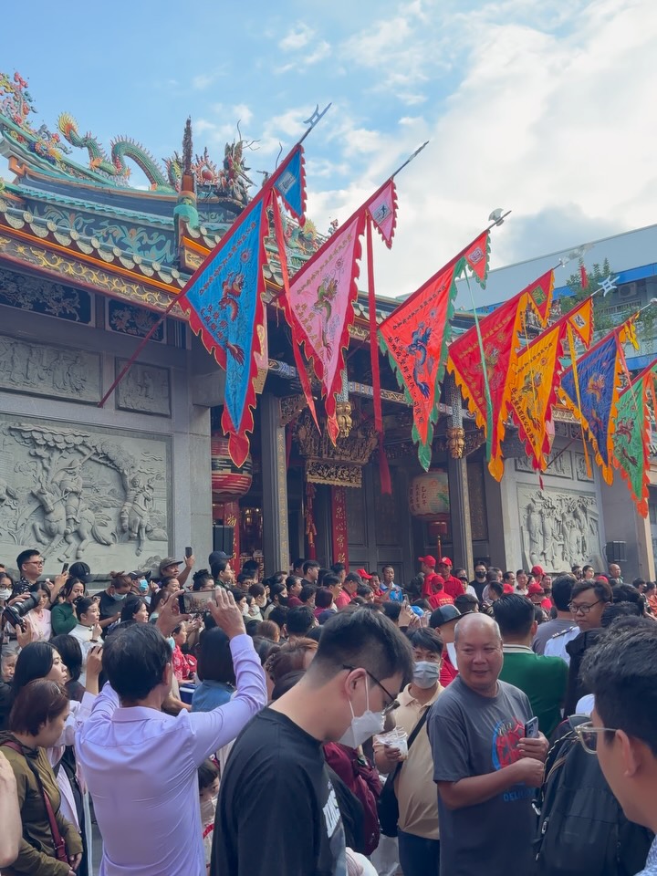 Miranda648's tweet photo. Post-Tet in Cholon comes alive on the 13th day of Tet as the Chinese community honors Thanh De Quan. Participants gather at Nghia An communal temple before a vibrant, festive procession through town. https://t.co/hLrhO1bxHJ