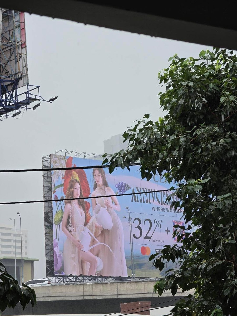 sibforyoux's tweet photo. กรี๊ดดดดดดดด พี่เซนทรัลยิ่งใหญ่เกรียงไกรมากกก สมมงอันดับ 1 จริง ๆ ค่ะ ป้ายเด่นมากก ชุดโคตรรจาเริ่ดดด🤩🤩👏🏻👏🏻👏🏻

©51stsunday
#centralanniversary2026
#น้ำตาลฟิล์ม ; #namtanfilm https://t.co/LNKYPIrs3M