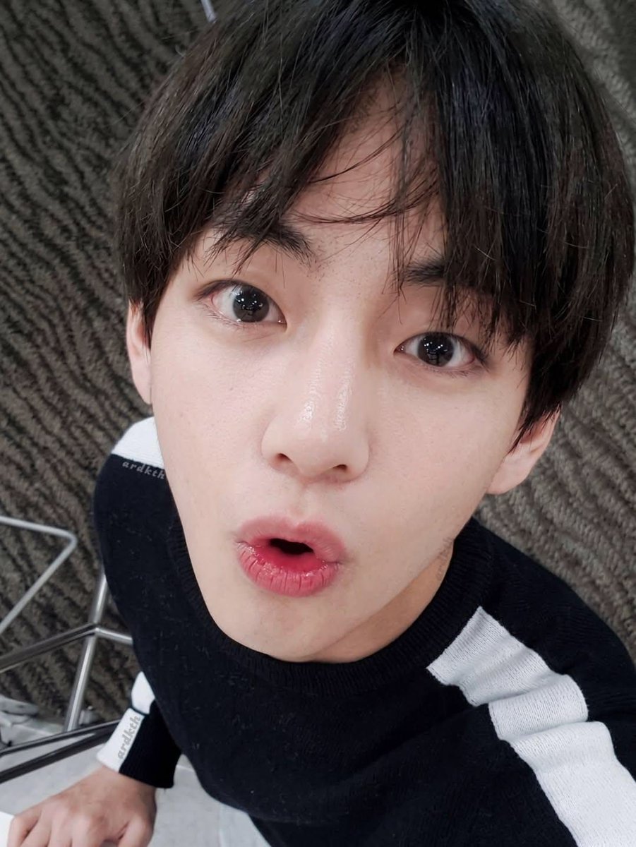 kth1film's tweet photo. taehyung selcas that i took personally https://t.co/AnYt00Urnc
