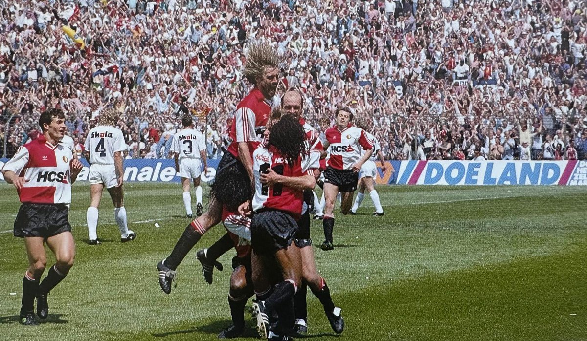 SranangMati's tweet photo. 2 juni 1991 - Na jaren zonder prijs wint Feyenoord de KNVB-beker. In de finale wordt BVV Den Bosch met 1-0 verslagen.
1-0, Rob Witschge ('8)
Foto: Ovidiu Sabău, John de Wolf, Rob Witschge, Regi Blinker 🇸🇷, John Metgod en József Kiprich.
#Feyenoord #Denbosch #Finale #KNVBbeker https://t.co/2gjazlglQR