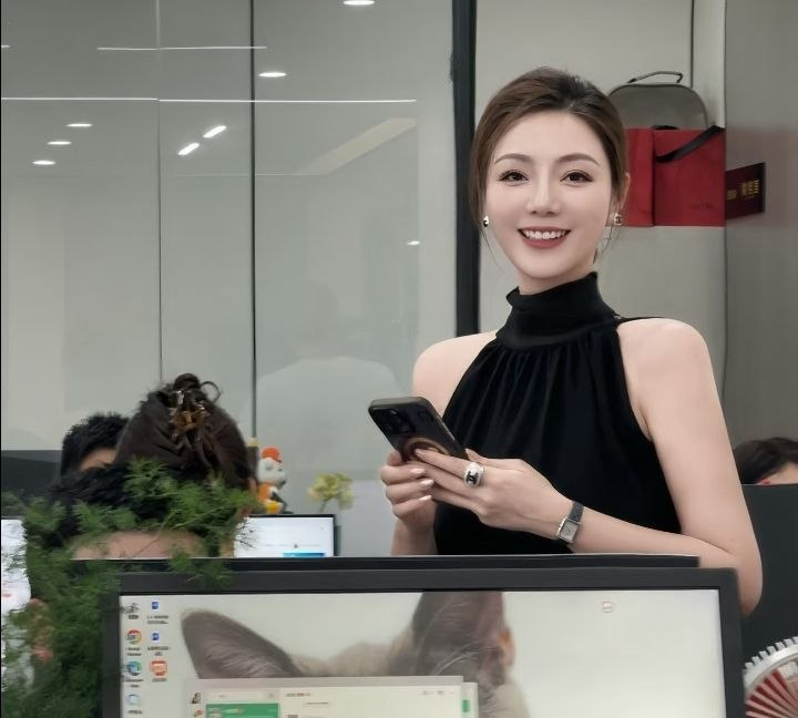 itsvismur's tweet photo. 有推友问我：商场如战场，是不是会有很多潜规则、圈子很乱。但我一直觉得，乱的从来不是圈子，而是人心。那些捷径看着走得很快，代价其实早就标好了价码。我始终认为，长久的合作靠的是专业，而非其他。对生意人而言，金钱远比情欲重得多，利益权衡永远优先于一时心动。人人都有本能的情愫，差别就在于，能不能管住自己。