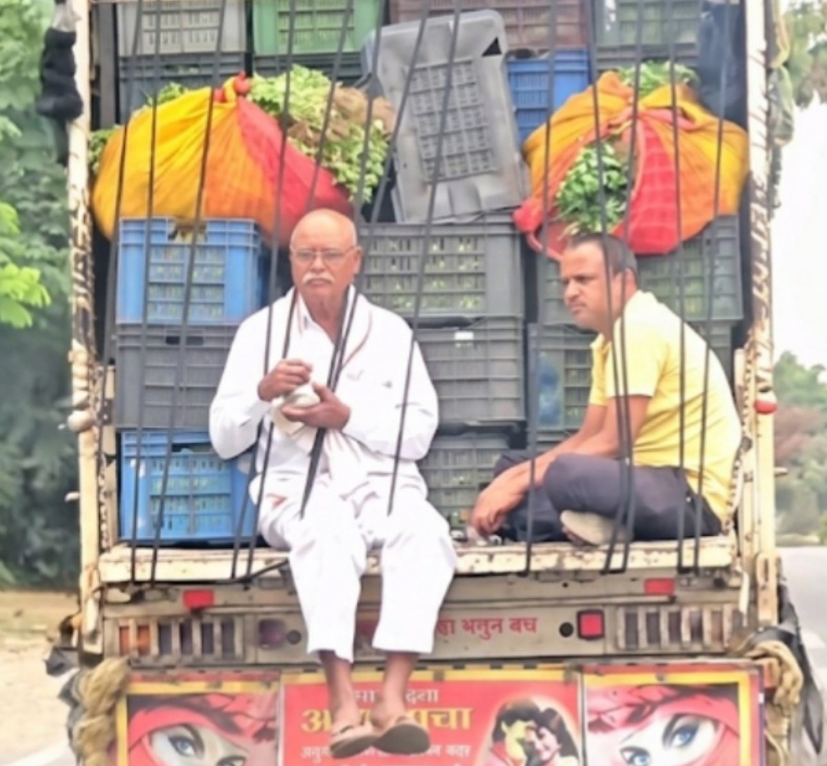 Shinde_Revati21's tweet photo. A Farmer’s Everyday Struggle.....🥲

Today, Saw two farmers heading to the market with their vegetables..🌿

They had their lunch sitting in the vehicle itself whenever they got little time.

This is the life of a farmer- full of hard work, simplicity &amp; dedication. ❤️🙏🏻 https://t.co/nTBToDBbm2