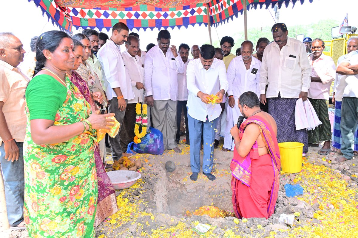 varma_vegesana's tweet photo. బాపట్ల మండలం జమ్ముపాలెం గ్రామంలో 'పల్లె పండుగ 3.0' లో భాగంగా నూతనంగా మంజూరైన సీసీ రోడ్ల నిర్మాణ పనులకు శంకుస్థాపన చేశాను..
#PallePandaga
#PawanKalyan 
#TdpForDevelopment 
#TeluguDesamParty 
#KutamiPrabhutvam 
#VegesanaNarendraVarma
#VegesanaForBapatla
#TeamVegesana
#MLABapatla https://t.co/3LPXIhYyvn