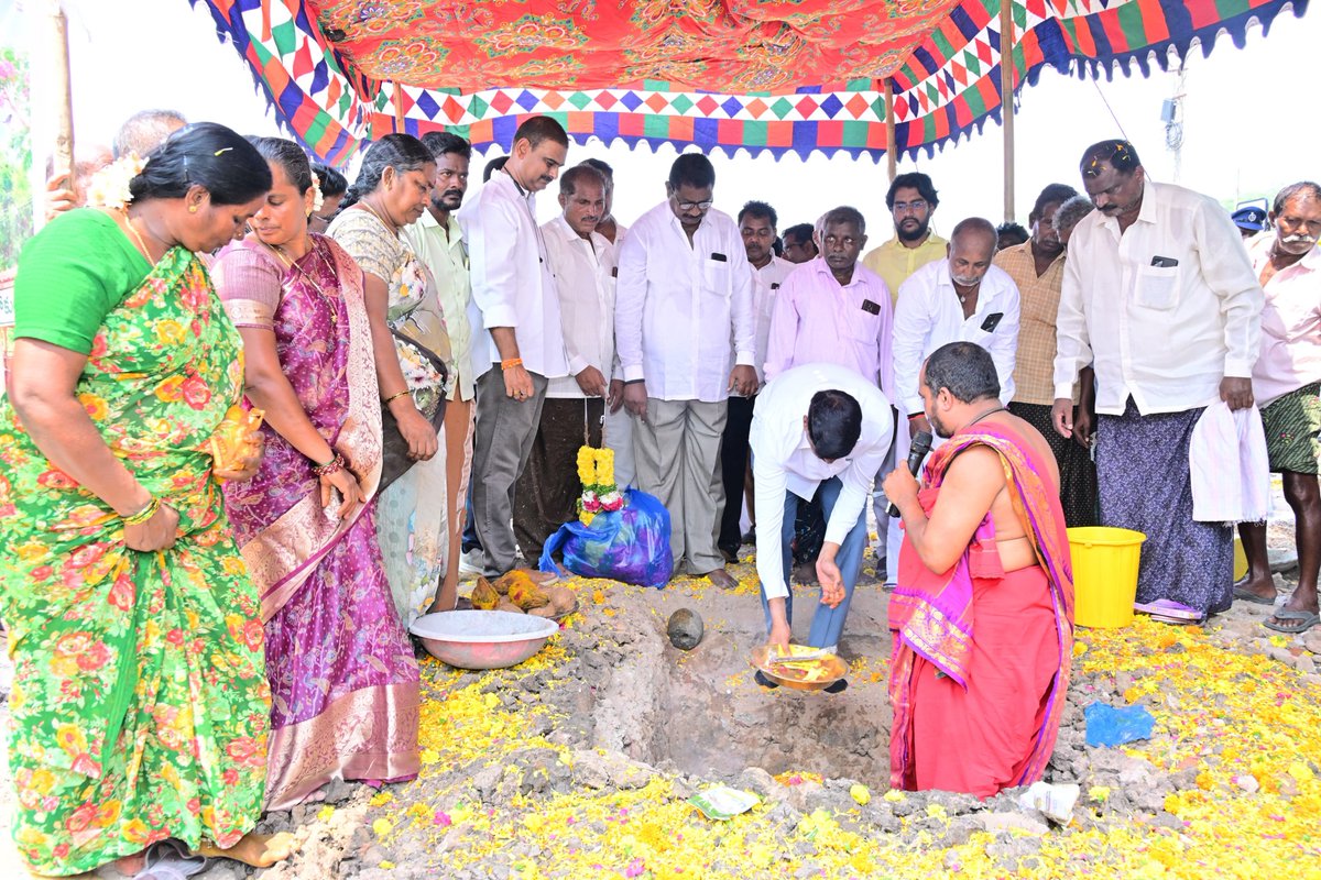 varma_vegesana's tweet photo. బాపట్ల మండలం జమ్ముపాలెం గ్రామంలో 'పల్లె పండుగ 3.0' లో భాగంగా నూతనంగా మంజూరైన సీసీ రోడ్ల నిర్మాణ పనులకు శంకుస్థాపన చేశాను..
#PallePandaga
#PawanKalyan 
#TdpForDevelopment 
#TeluguDesamParty 
#KutamiPrabhutvam 
#VegesanaNarendraVarma
#VegesanaForBapatla
#TeamVegesana
#MLABapatla https://t.co/3LPXIhYyvn