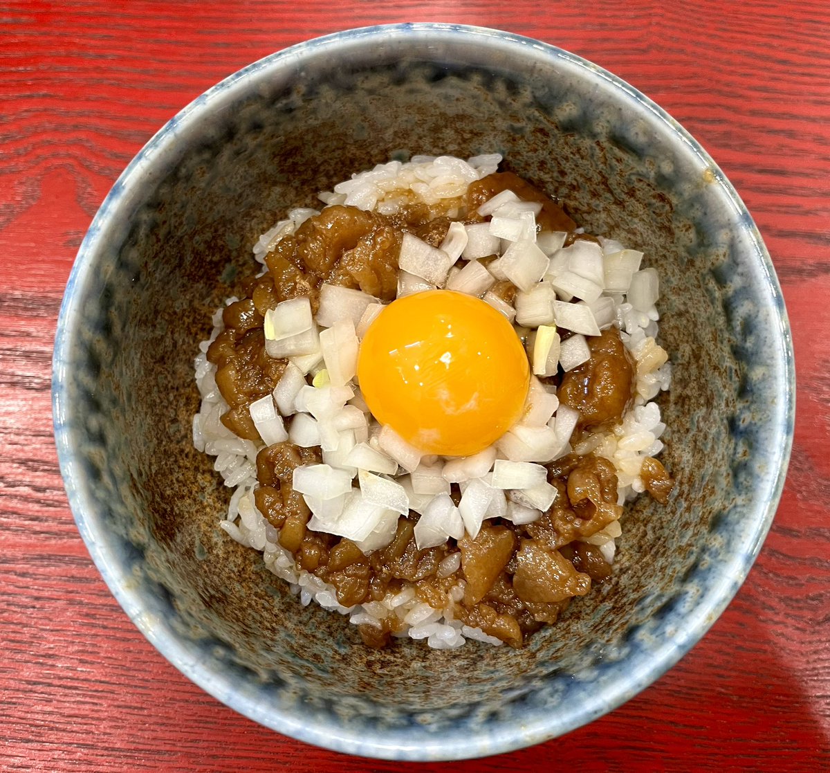 mensouan_sunada's tweet photo. ◾️背脂煮干メニュー再開のお知らせ
10月6日より『背脂煮干』とご飯物の『漬け背脂TKG』の販売を再開致します。

普段あまり味の構成の話はしないのですが、杉並での再販に際し少し…

元々、麺創庵の中華そばには昆布以外の魚介類は一切使用してません。（塩ダレに鰹節が少し）

そんな中で、私も煮干が大好きなので作りました。
あ��さりとギルティーの共存
※でも麺創庵らしく出汁がとびきり美味い❗️

◉背脂煮干の煮干は以下の構成
・うるめ　煮干らしいの青臭さ
・カマス　力強い煮干の旨み
・エソ　カマボコの原材料になる位の旨み
・アジ　スッキリとした旨み
・イカ煮干　癖をつける為
・スルメ　イカ煮干同様に癖と郷愁

煮干にはそれぞれ役割があります。
昔、煮干を沢山使うご店主と酒席を共にした際に共感した事で、使う側は様々意図的に複数の煮干を使いますが食べ手は『旨い・癖になる』で充分なのです。
※私が食べ手側になる時も同じです。

一つだけ理屈っぽく説明しますと『イカの扱いだけは拘る』です。
人間の感覚の中で、もっとも原始的な感覚が嗅覚だと学んだ気がします。
初恋の人が使ってた香水やシャンプーの香りを嗅いだ瞬間に当時の思い出が蘇る様に…

イカ煮干やスルメイカはその役割を担っております。

◉漬け背脂TKG
背脂を甘辛く炊いたものをご飯に載せ、微塵切り玉葱と山椒をまぶし卵黄をのせてます。
一言で表すなら鰻丼の背脂版です。
背脂煮干同様中性脂肪を気にされる方はご遠慮ください。
※だって脂をご飯にのせて食べているので…