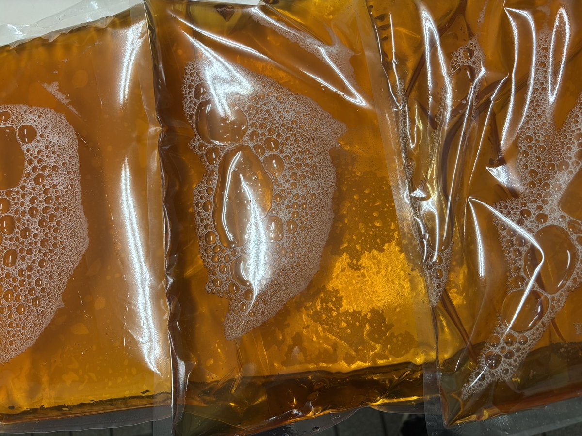 inotuke's tweet photo. 紀州からの脱塩梅酢です😊
一斗缶で来るんですが、ラミネートに小分けして冷凍します
冷凍しないと発酵するんですよね
梅酢は発酵しない程酸っぱいから大丈夫、と思ってましたが甘かったです
見るからに有機物多いですし
他の透明の梅酢は発酵しません
この梅酢、梅っぽさ凄いです✨️ https://t.co/UL6AE2LIcy