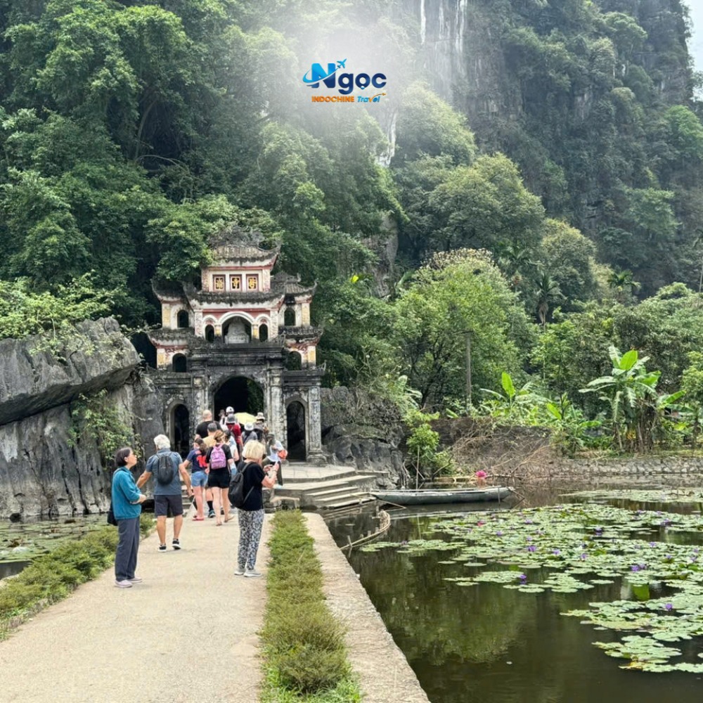 Dd_Drac's tweet photo. Hoa Lư, première capitale impériale du Vietnam, fut le siège des dynasties Đinh et Lê aux Xe et XIe siècles. Entre temples historiques et paysages karstiques de Ninh Bình, ce site révèle l’histoire médiévale du pays. https://t.co/dSzKEPcGJx