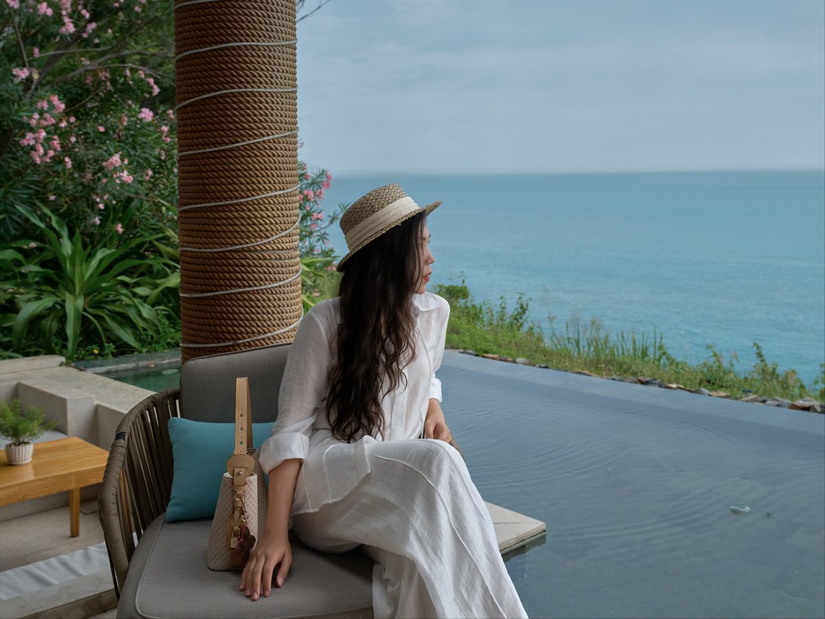 ashok_viga's tweet photo. From the cliffside villas of @mia_nhatrang, the ocean meets the sky in an endless horizon. After soft rain veiled the bay in silver, a radiant rainbow appeared, a serene, timeless moment of nature’s finest luxury. https://t.co/1RwP6ALeBL