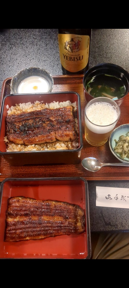 wochiko's tweet photo. 選択肢は無かったけど
鰻の刺身ってのが有名みたい👂️
炭の良い香り🧄
ご馳走様でした🙏
#松葉
#うな重 特上 https://t.co/xuXr4B7JIy