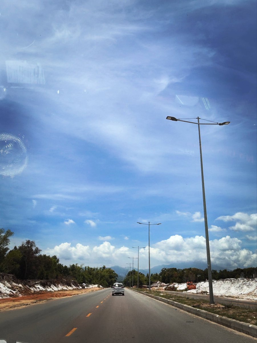 Lefasina's tweet photo. Vietnam

Zwei lange Fahrtage liegen hinter uns. Quy Nhon hat mir gar nicht gefallen, Nha Trang war etwas besser, aber viel zu voll. Wenigstens gab es geniale Steinofenpizza. Jetzt geht’s Richtung Berge – hoffentlich wird’s wieder schöner. https://t.co/Pe1hN1DBIN