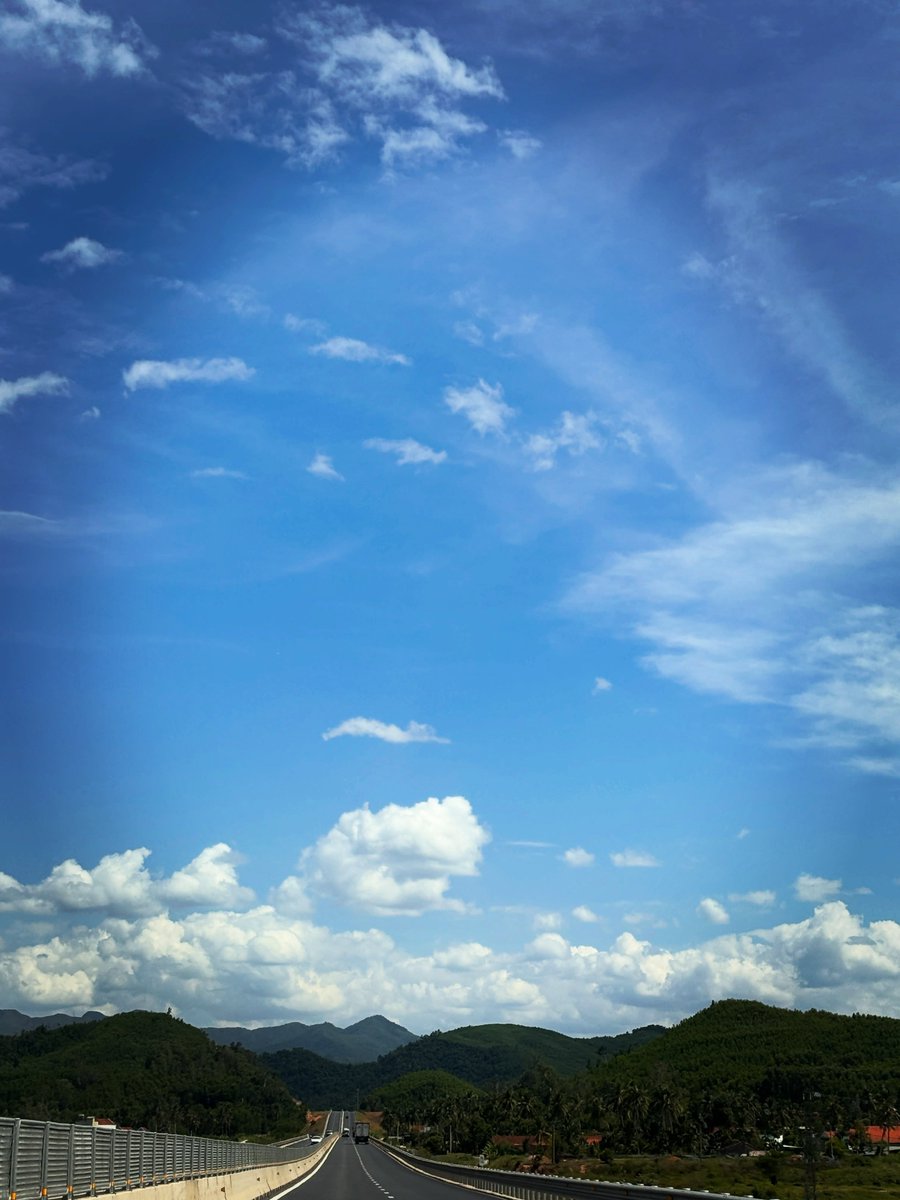 Lefasina's tweet photo. Vietnam

Zwei lange Fahrtage liegen hinter uns. Quy Nhon hat mir gar nicht gefallen, Nha Trang war etwas besser, aber viel zu voll. Wenigstens gab es geniale Steinofenpizza. Jetzt geht’s Richtung Berge – hoffentlich wird’s wieder schöner. https://t.co/Pe1hN1DBIN