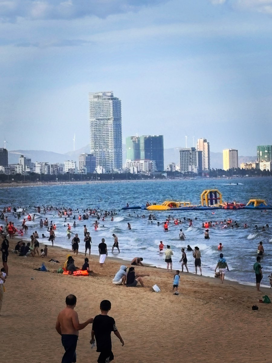 Lefasina's tweet photo. Vietnam

Zwei lange Fahrtage liegen hinter uns. Quy Nhon hat mir gar nicht gefallen, Nha Trang war etwas besser, aber viel zu voll. Wenigstens gab es geniale Steinofenpizza. Jetzt geht’s Richtung Berge – hoffentlich wird’s wieder schöner. https://t.co/Pe1hN1DBIN