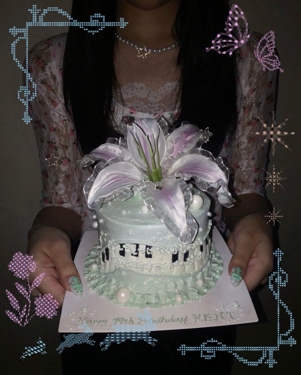 _105yken's tweet photo. けんとくんの魅力をたくさん詰め込んだケーキにしました🫖♡

けんとくんが弾くピアノと
大好きな歌詞を入れて、ピンクのユリは
「これからもたくさんの可能性を咲かせていけますように｣という願いを込めました🎼🪷

今年も、けんとくんの魅力がたくさんの人に届きますように(•㉨•)
 #HappyKENTday https://t.co/Lrg6e0KvHY
