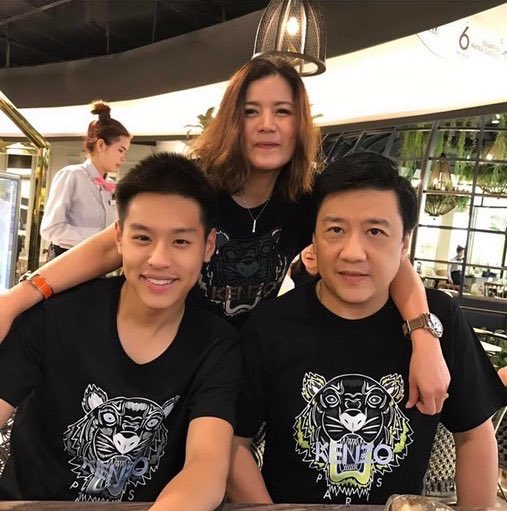 thinkinofp's tweet photo. ลูกเขยคนดีคนเดิมกับ 10 ปีก่อนค่ะ 🔒👑 https://t.co/SMJGuJg6AW