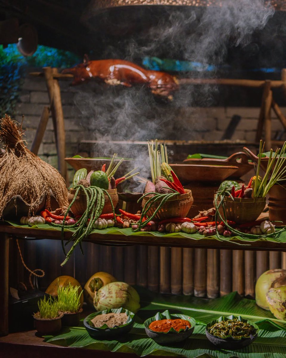 Ajay_10am's tweet photo. Traditional Balinese Feast at Bambu Indah 🌿🔥
#BambuIndah #BaliEats #BalineseFood #UbudBali #TravelBali
https://t.co/XnScmFccA3 https://t.co/fJEQ15PvKr