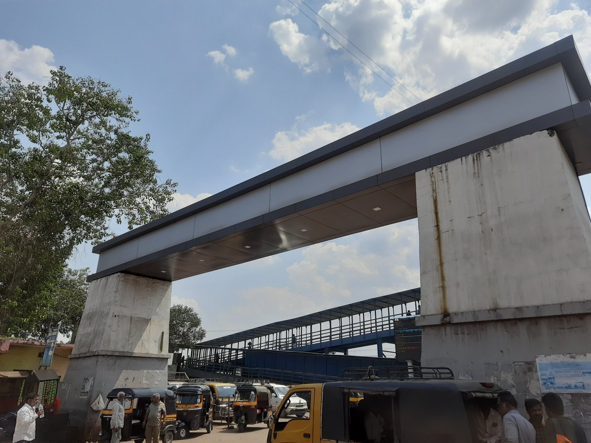 Atharva12109's tweet photo. The station name “MANMAD JN.” is missing at the Booking Office and both entrances of 
#ManmadJunction Proper station-name boards are essential for identification. Kindly look into this issue and arrange proper signage at these locations @BhusavalDivn @RailwaySeva @Central_Railway https://t.co/eHLWkCzZ1F