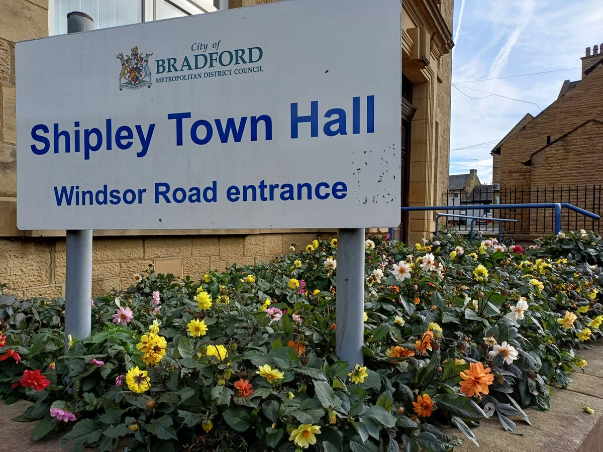 ShipleyTC's tweet photo. Shipley Town Hall is blooming! πΌ
There's a gorgeous, colourful display of flowers, with lots of wildlife enjoying the blooms!
#ShipleyCommunity #shipley https://t.co/Sp5nXOjSfe