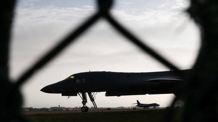 RastiHaber3's tweet photo. İran şüphesi gölgesinde: ABD, Fairford Üssü'ndeki bütün bombardıman uçaklarını çekti 

🔶Pentagon, İngiltere'deki Fairford Üssü'nde konuşlu bombardıman uçaklarının tamamının ABD'ye döndüğünü doğruladı. Karar, İngiliz yetkililerin İran bağlantısına işaret ettiği ve yakındaki bir köyün boşaltılmasına yol açan olaydan bir hafta sonra geldi.

https://t.co/t07bJKTs1l