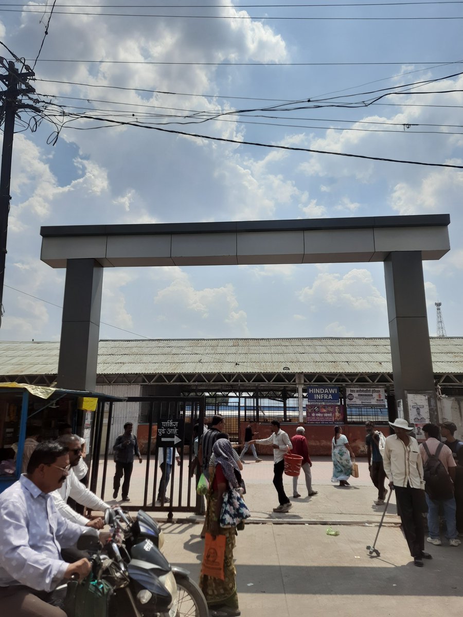 Atharva12109's tweet photo. The station name “MANMAD JN.” is missing at the Booking Office and both entrances of 
#ManmadJunction Proper station-name boards are essential for identification. Kindly look into this issue and arrange proper signage at these locations @BhusavalDivn @RailwaySeva @Central_Railway https://t.co/eHLWkCzZ1F