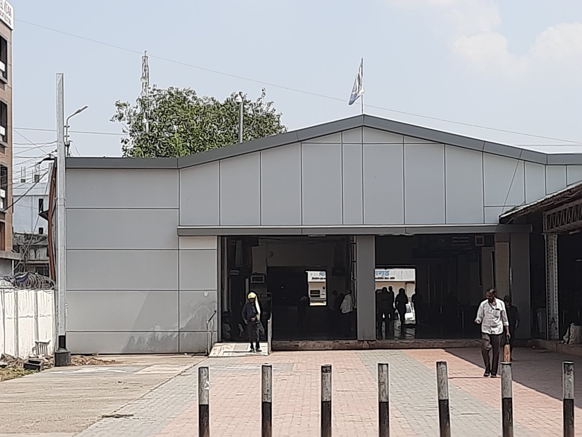 Atharva12109's tweet photo. The station name “MANMAD JN.” is missing at the Booking Office and both entrances of 
#ManmadJunction Proper station-name boards are essential for identification. Kindly look into this issue and arrange proper signage at these locations @BhusavalDivn @RailwaySeva @Central_Railway https://t.co/eHLWkCzZ1F