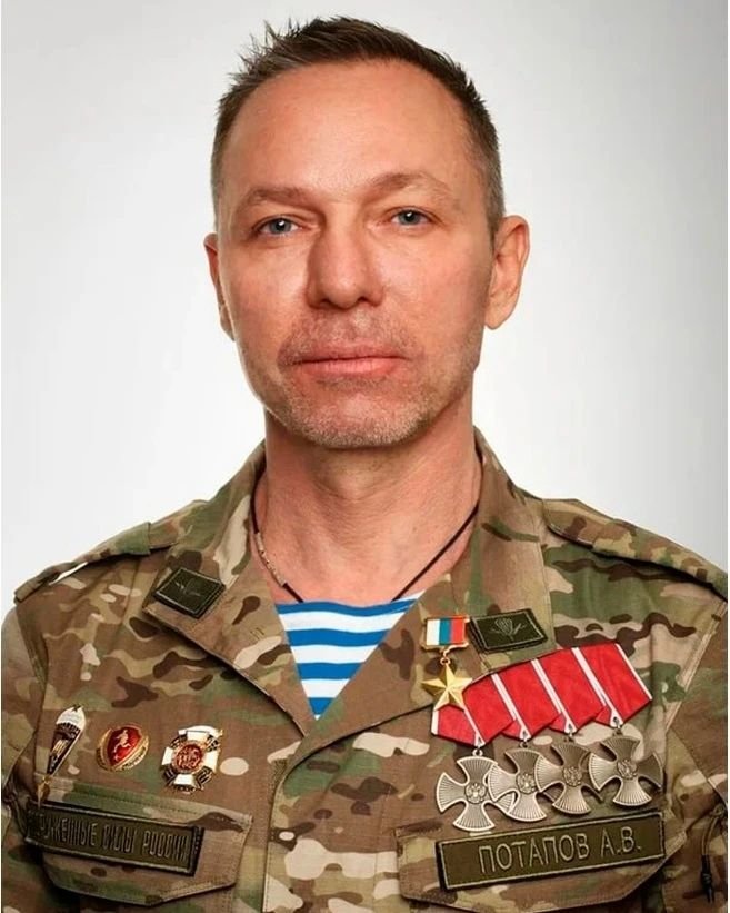 Perimetr123's tweet photo. ❗РАБОТАЛ ЧИНОВНИКОМ, ЗАНИМАЛСЯ БИЗНЕСОМ МНОГО ЛЕТ... А ПОТОМ ВСЁ БРОСИЛ И В 50 ЛЕТ СТАЛ КОМАНДИРОМ СПЕЦНАЗА

Сегодня, 4 октября 2026 года, Герою России Артуру Потапову исполняется 56 лет. Он родом из Краснодона, работал чиновником, много лет занимался бизнесом. А в 50 лет всё бросил — и стал командиром роты спецназа ВДВ. Потому что, по его словам, «не мог остаться в стороне». 
 
Артур Потапов родился в 1970 году в Краснодоне Луганской области. Окончил мореходное училище в Находке, работал матросом на Дальнем Востоке. Потом занимался бизнесом. В 2014 году, когда начались события на Донбассе, он уже был в спецподразделении — и с того же года участвовал в боевых действиях. Позже была Сирия. А в 2018-м по предложению «Справедливой России» он вошёл в состав Избирательной комиссии Приморского края — с правом решающего голоса. К 2022 году у него был и боевой опыт, и звание кандидата в мастера спорта по практической стрельбе. 
 
В марте 2022 года он принял решение, которое многих удивило. Член Избирательной комиссии Приморского края, лицо, замещающее государственную должность, — он оставил всё это и подписал контракт с 45-й отдельной гвардейской бригадой спецназа ВДВ. Служил командиром роты в добровольческом отряде «БАРС-25» («Александр Невский»). 
 
Его группа участвовала в боях за Артёмовск, Попасную, освобождение Суджи. Под его руководством военные дважды предотвратили прорывы противника в Белгородской области. Он был снайпером, командиром группы специальных задач и всегда выходил вместе со своими бойцами. Никогда — из штаба. 
 
Осенью 2024 года за мужество и героизм, проявленные в ходе СВО, Артуру Потапову было присвоено звание Героя Российской Федерации. Он награждён четырьмя орденами Мужества, а в 2025 году получил региональный знак отличия «Герой Приморья». 
 
Сегодня он проходит обучение по президентской программе «Время героев» и стажируется в правительстве Приморского края под наставничеством губернатора Олега Кожемяко. Он говорит: «Я вижу заинтересованную командную работу... Для меня Приморский край давно стал вторым домом, поэтому я чувствую моральные обязательства и готовность применить имеющийся опыт на благо жителей края». 
 
А на вопрос, поехал бы он снова на передовую, отвечает по-военному прямо: «На передовую поехал бы. Там я профессионал, здесь — только учусь». 
 
С днём рождения, Артур Валентинович! Здоровья, сил и долгих лет! 😊