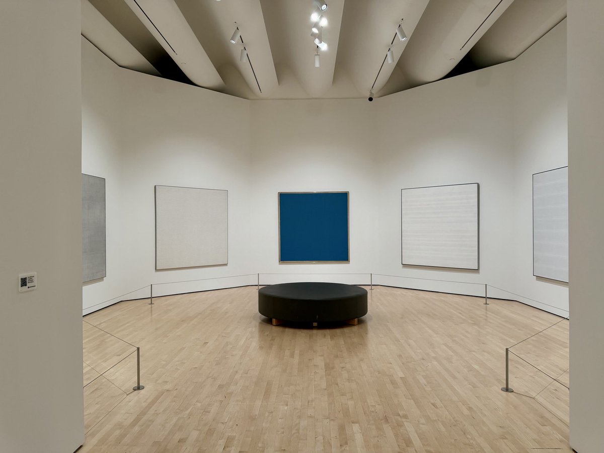 no26terry1's tweet photo. ソロ渡米🇺🇸SFMOMA Day③(最終)
RM展の前に4F・5Fをゆっくり🫟

Agnes Martin、Philip Guston、Sol LeWitt、Cy Twombly、Gerhard Richter、Andy Warhol、Roy Lichtenstein、Olafur Eliasson……。特にAgnes Martinは7作品が並んでいて圧巻だった✨

ナムジュンをきっかけに現代アートの本を読んだり 美術館やギャラリーを訪ねたりするようになって、「本で読んだ」「どこかで見た」「この名前、知ってる」が少しずつ繋がってきたのが最近とても楽しい☺️

そのあと3日目のRM × SFMOMAへ

1日目、2日目はどうしてもナムジュンの所蔵作品ばかり追っていたけれど、今日はようやくSFMOMAの作品も含めて展示全体を楽しめた気がする🥹(遅)

展示の中でも作品数の多かったユン・ヒョングン。先月ソウルで、なんとか予約を取ってユン・ヒョングンハウスを見学したばかりだったので…そのとき聞いた解説と目の前の作品がいろいろ繋がったのも面白かった。

本で読んだ河原温の《Today》シリーズを実際に見られたのも嬉しかった。まさかナムジュンも持っていたとは！しかもその日付を選んだ理由がたまらなくかわいいぃぃ☺️

3日間同じ展示を見たのに昨日・一昨日とはまた違う景色が見えた気がする🙂‍↕️

ナムジュンのガイドのフレーズ “from time to time or from place to place” をちょっと実感できたよ🥹ｱﾘｶﾞﾄｳﾅﾑｼﾞｭﾝ🫶

#RMxSFMOMA
#namjooning 
#RM