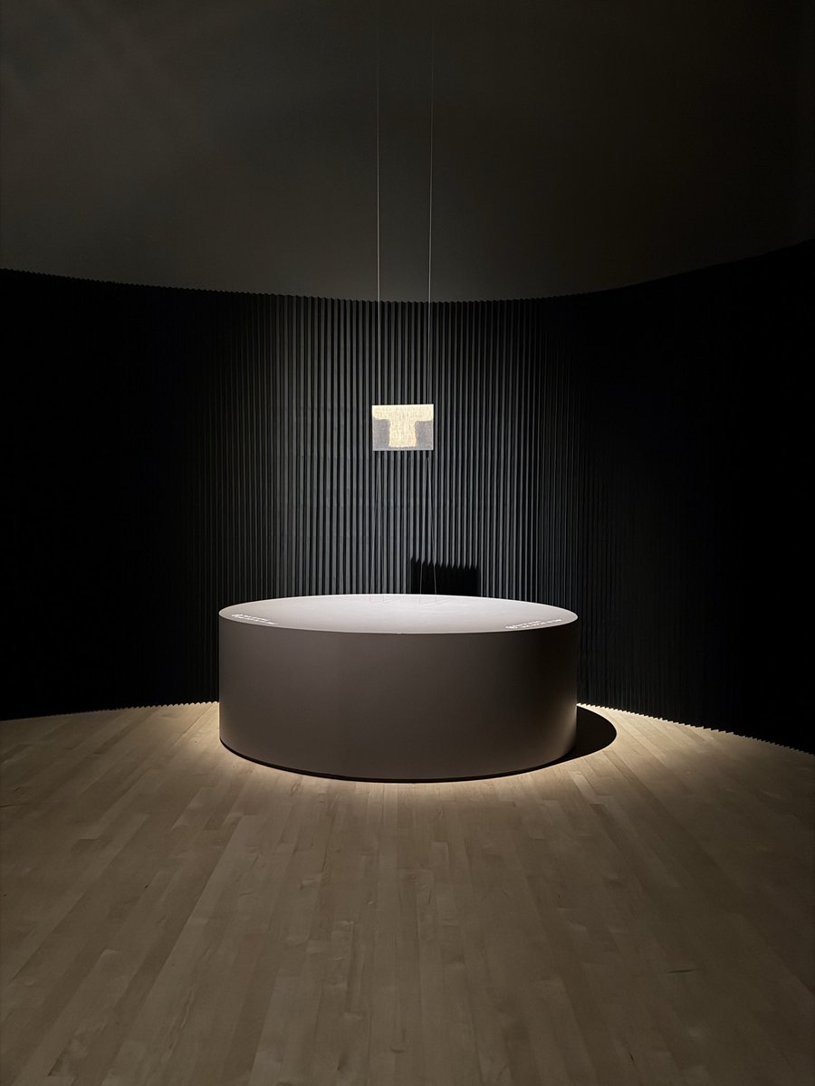 no26terry1's tweet photo. ソロ渡米🇺🇸SFMOMA Day③(最終)
RM展の前に4F・5Fをゆっくり🫟

Agnes Martin、Philip Guston、Sol LeWitt、Cy Twombly、Gerhard Richter、Andy Warhol、Roy Lichtenstein、Olafur Eliasson……。特にAgnes Martinは7作品が並んでいて圧巻だった✨

ナムジュンをきっかけに現代アートの本を読んだり 美術館やギャラリーを訪ねたりするようになって、「本で読んだ」「どこかで見た」「この名前、知ってる」が少しずつ繋がってきたのが最近とても楽しい☺️

そのあと3日目のRM × SFMOMAへ

1日目、2日目はどうしてもナムジュンの所蔵作品ばかり追っていたけれど、今日はようやくSFMOMAの作品も含めて展示全体を楽しめた気がする🥹(遅)

展示の中でも作品数の多かったユン・ヒョングン。先月ソウルで、なんとか予約を取ってユン・ヒョングンハウスを見学したばかりだったので…そのとき聞いた解説と目の前の作品がいろいろ繋がったのも面白かった。

本で読んだ河原温の《Today》シリーズを実際に見られたのも嬉しかった。まさかナムジュンも持っていたとは！しかもその日付を選んだ理由がたまらなくかわいいぃぃ☺️

3日間同じ展示を見たのに昨日・一昨日とはまた違う景色が見えた気がする🙂‍↕️

ナムジュンのガイドのフレーズ “from time to time or from place to place” をちょっと実感できたよ🥹ｱﾘｶﾞﾄｳﾅﾑｼﾞｭﾝ🫶

#RMxSFMOMA
#namjooning 
#RM