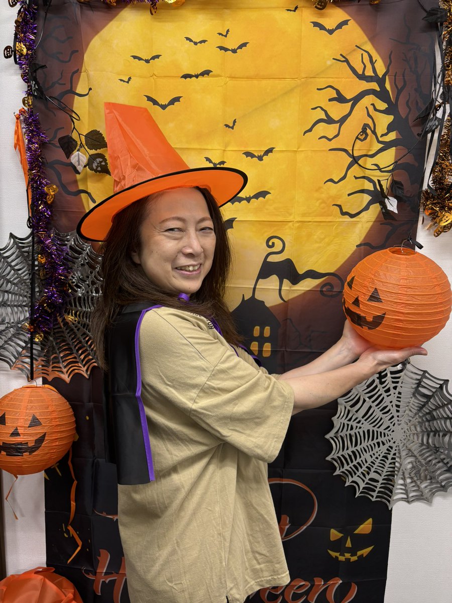 JelitaBulan_'s tweet photo. ハロウィンイベント開催🎃
本日のお客様

施術を受けられたお客様にフォトスペースをご用意‼️
お子様やお友達など大歓迎‼️
お写真を投稿してくださったお客様には2000円分のスタンプを贈呈❣️

スタンプ10個で2000円引き
10/1～10/30
#ジェリタブラン 
#ハロウィンイベント https://t.co/gXZjGWInxe