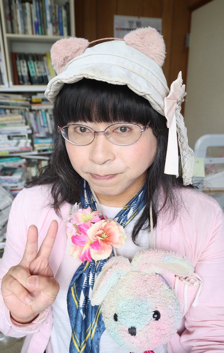 wapichan_ap's tweet photo. リア突ロケで身に着けていた、
例のポーチ（いくつかある）
じつは今もお出かけのときは
毎日首から提げているよ(∩´͈ ᐜ `͈∩)🩷

じつはファンマの🐰🎀は
このポーチから取っているよ📝

そして…わぴちゃんの格好は
あの頃よりさらに拗れているよ😅💦

ということで今日はポーチを提げて
自撮りをしてみたよ(๑>ᴗ<๑)

#わぴちゃん🐰🎀