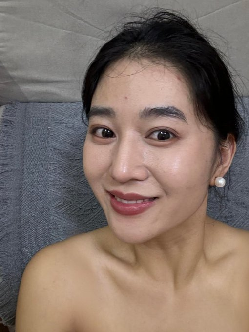 RobertsEar29303's tweet photo. 90后女教师，第一次在X上发露脸照片  会有人喜欢吗？     中文区的小伙伴可以刷到我吗？  交个朋友 https://t.co/RfuY2jN5Wl