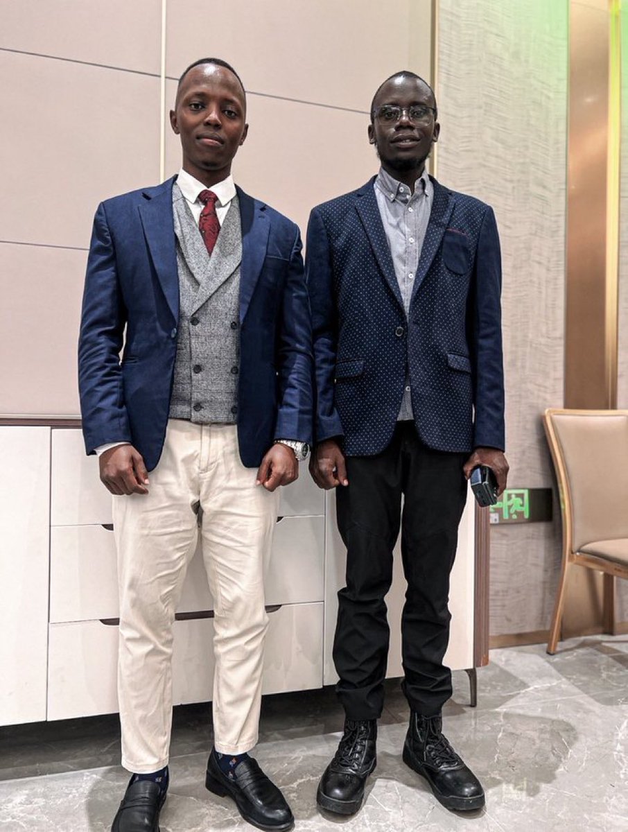thekingsmanUG's tweet photo. I don’t blame these guys, banaye male fashion is expensive ehhh🙌

Oyo kasasiro gwebayambadde ayinza okuba  wamitwalo asatu btw😂😂😂 https://t.co/dzzA1M8nnh