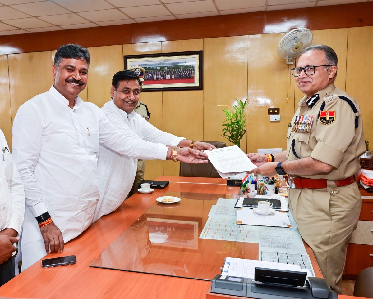 TikaRamJullyINC's tweet photo. प्रदेश में नगर निकाय चुनावों के दौरान पुलिस की तानाशाही और गुंडागर्दी को लेकर राजस्थान प्रदेश कांग्रेस कमेटी के अध्यक्ष श्री गोविंद सिंह डोटासरा जी के साथ राजस्थान पुलिस महानिदेशक को ज्ञापन दिया और अपनी बात पूरी मजबूती से रखी।

नगर निकाय चुनावों में पुलिस-प्रशासनिक तंत्र को सत्ता के दबाव में सरकारी मशीनरी के रूप में इस्तेमाल कर चुनाव को प्रभावित करने और जनादेश को हथियाने का जो प्रयास किया गया, वह लोकतंत्र पर हमला है, जिसे किसी भी कीमत पर स्वीकार नहीं किया जा सकता l 

आगामी पंचायती राज चुनावों में पुलिस प्रशासन बिना किसी राजनीतिक दबाव के साथ चुनाव प्रक्रिया संपन्न करवाई जाए इसको लेकर पुलिस महानिदेशक के सामने बात रखी l @GovindDotasra @INCRajasthan